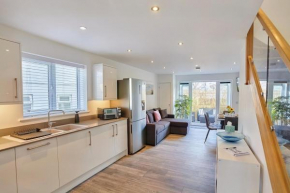 2022 Modern Home In Central Hayle With Parking